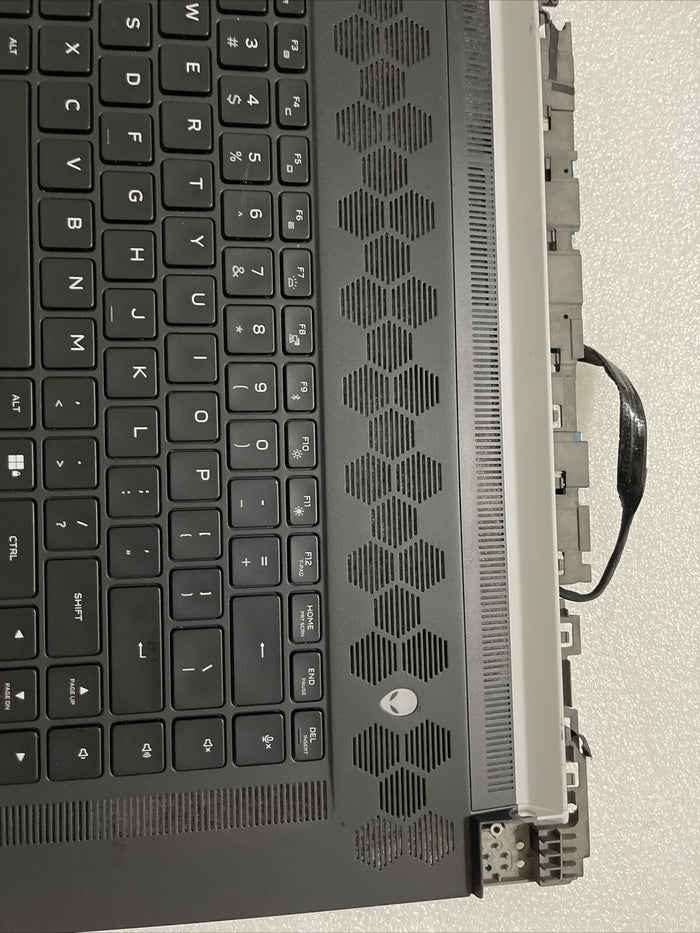 Dell Alienware x17 R2 Laptop Palmrest Touchpad US English Keyboard 346YC N6P1