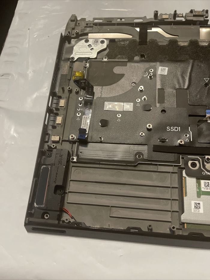 Dell Palmrest Keyboard Alienware15 M15 R3 Speakers/ extras 3DYGJ 03DYGJ P7 T3