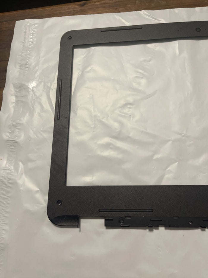 GENUINE Dell Latitude 3380 LCD Front Bezel w/ Webcam Port Black P/N 0C3NM N3
